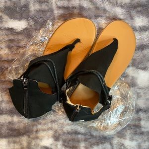 🌷NWT❗️Amazon Open Toe Thong Flat Sandals With Solid Black Straps Size 10.5